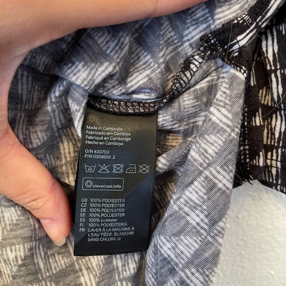 H&M ¾ sleeve triangle geometric ¼ neck button light airy blouse - Picture 3 of 4